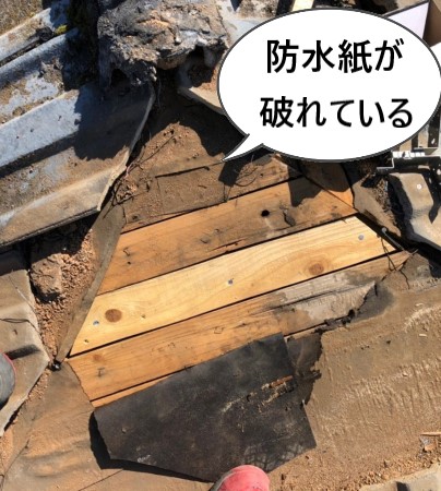 棟取り直し工事　防水紙が破れている